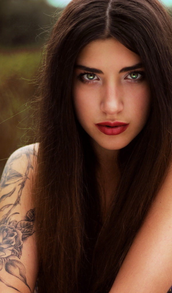 Брюнетка с распущенными волосами