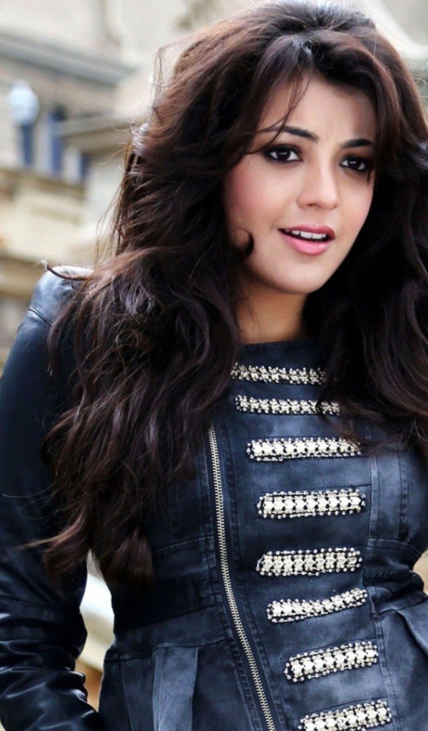 Брюнетка Каял Агарви