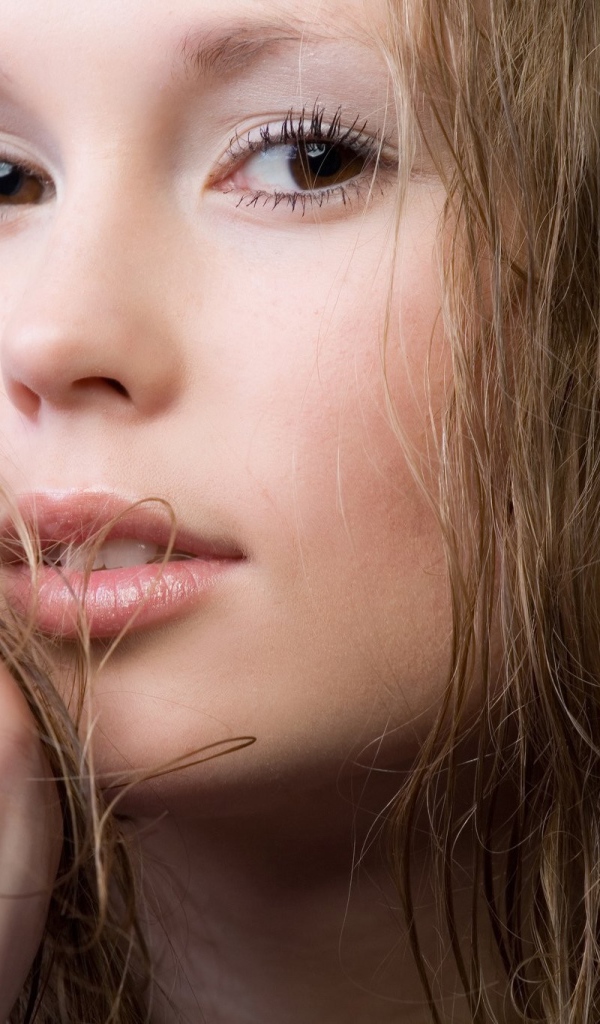 Девушка подперла кулачком голову