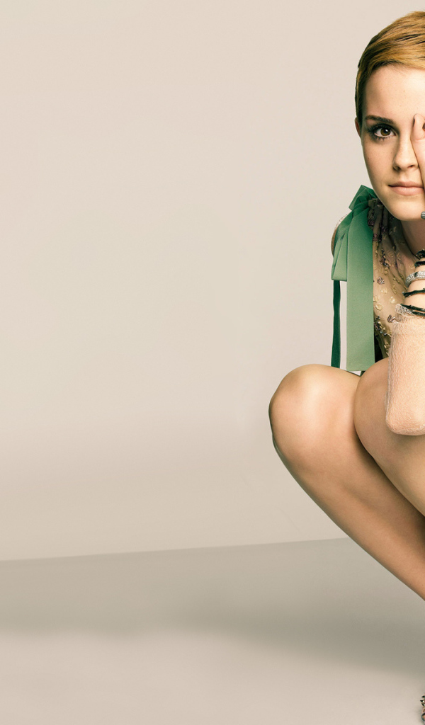 Эмма Ватсон позирует