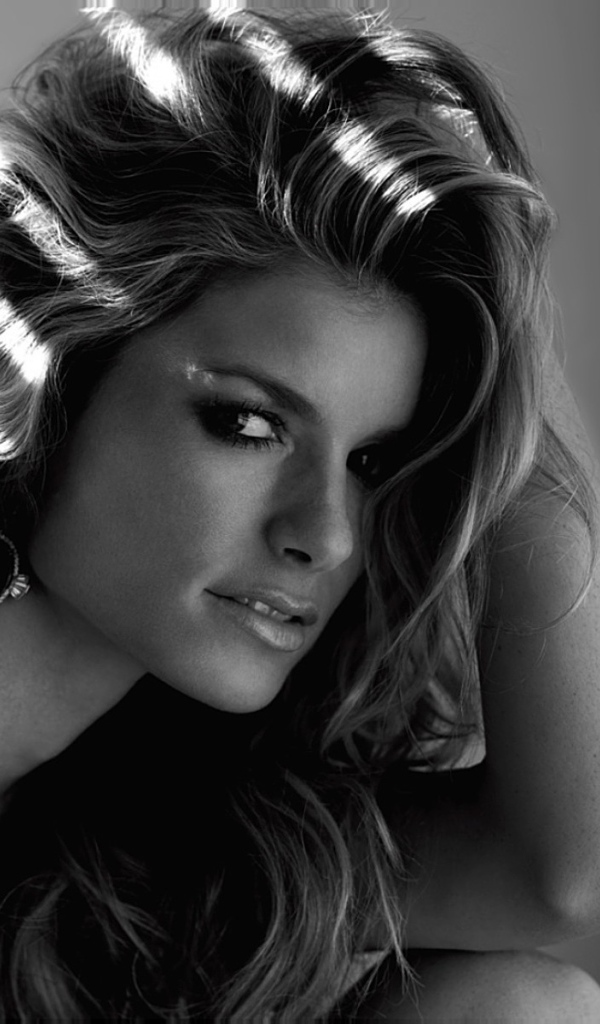 Девушка у окна