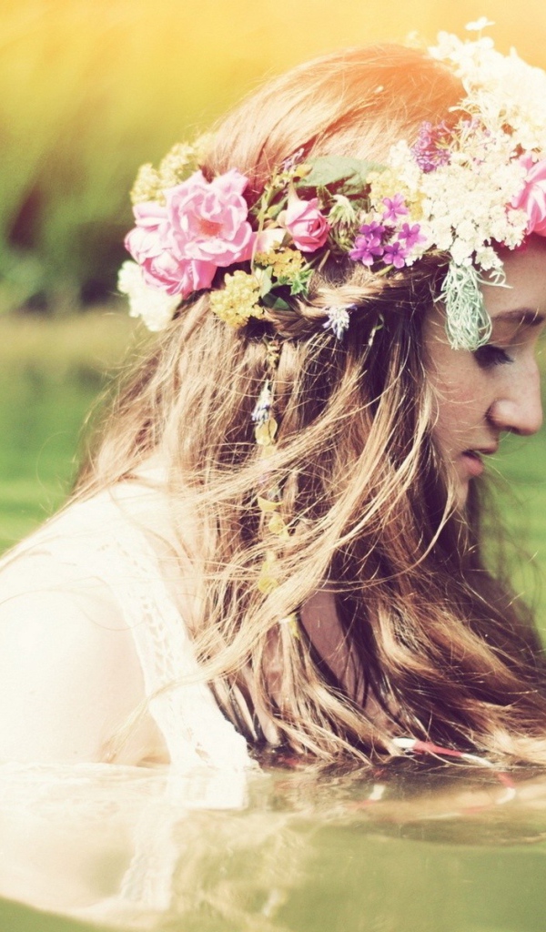 Девушка купается с венком на голове