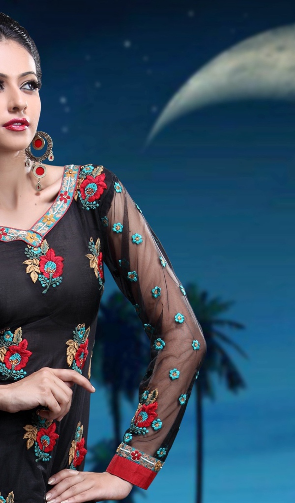 Девушка в цветастом платье