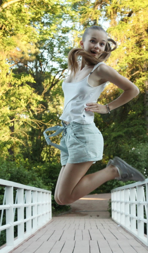 Девушка в прыжке