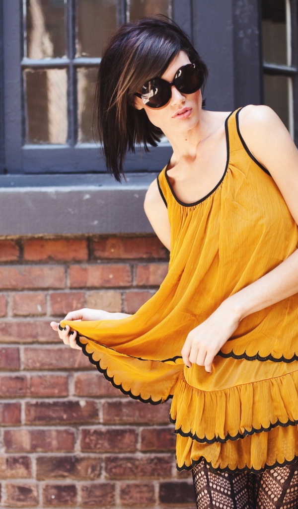 Девушка в желтом платье и черных чулках