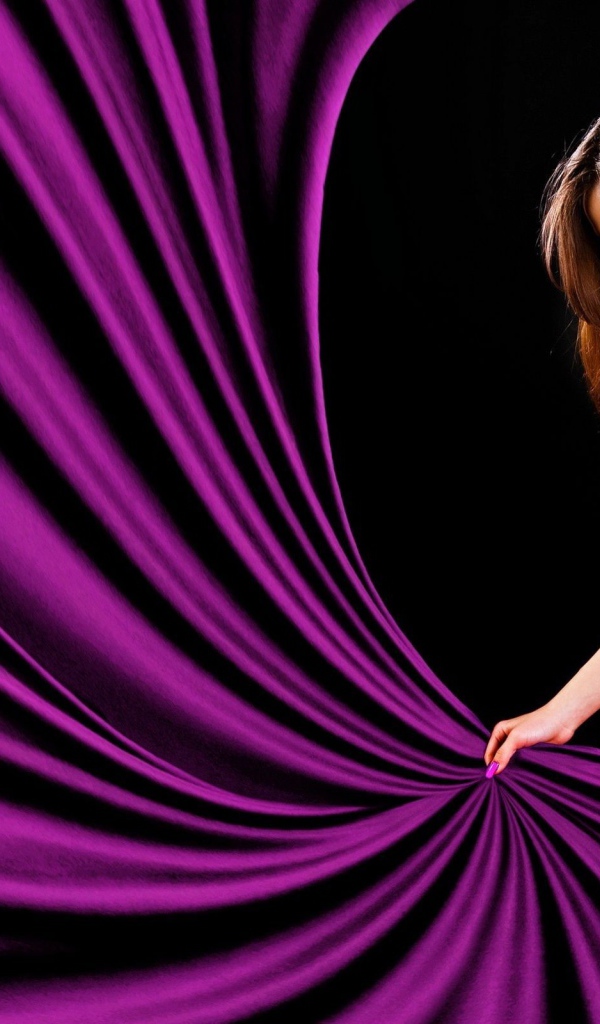 Девушка в сиреневом платье