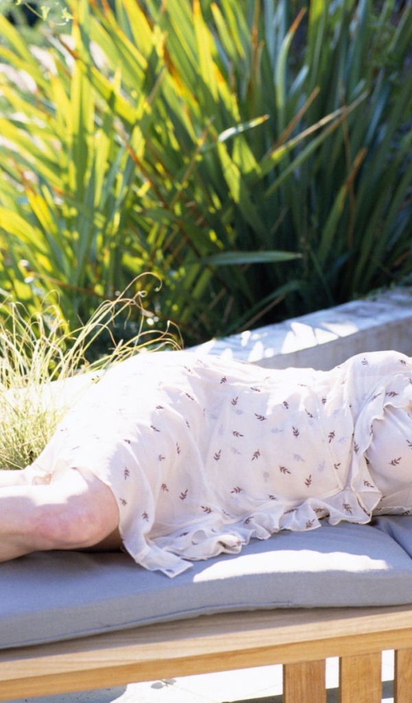 Девушка на шезлонге