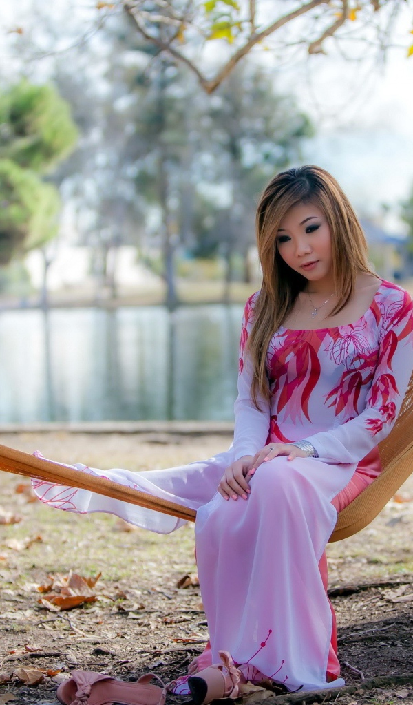 Девушка на гамаке