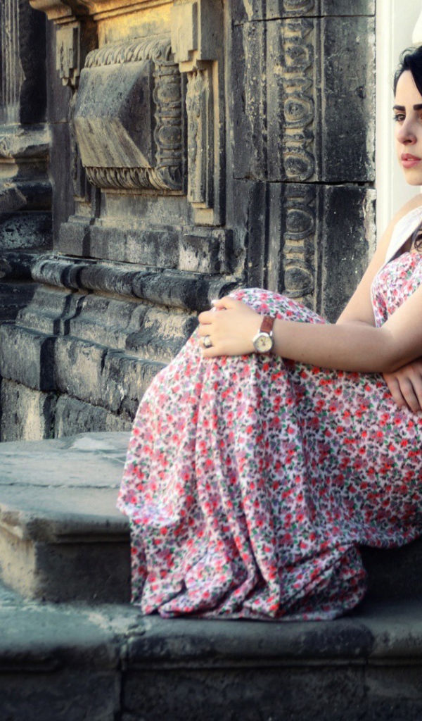 Девушка сидит на крыльце