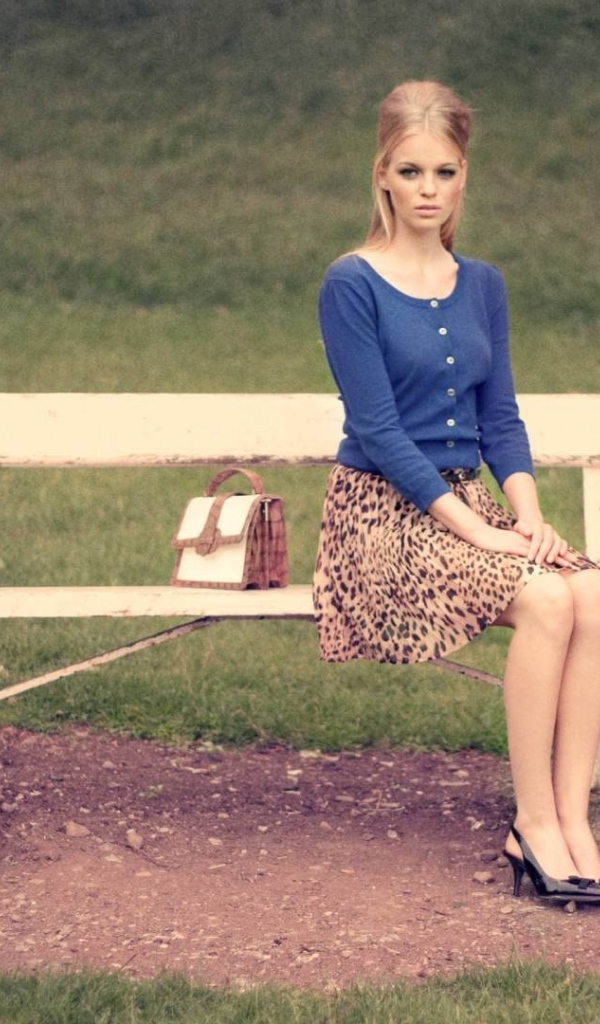 Девушка сидит на лавочке