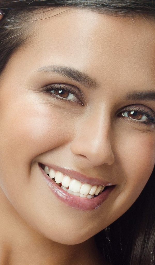 Девушка с очаровательной улыбкой