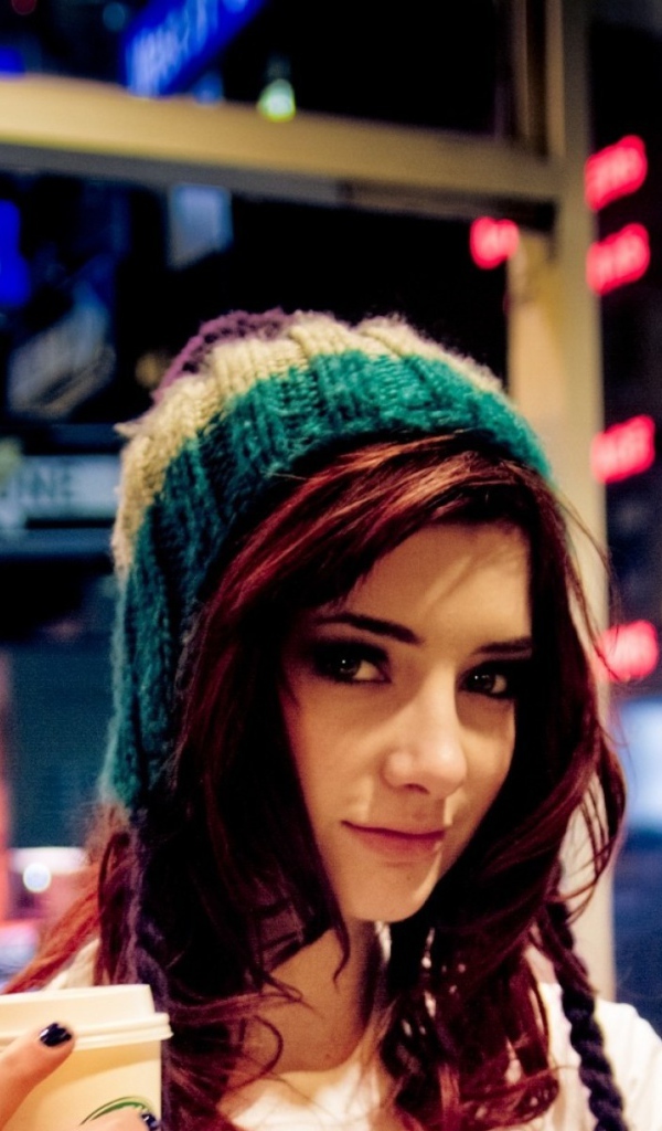 Девушка в шапке  со стаканом