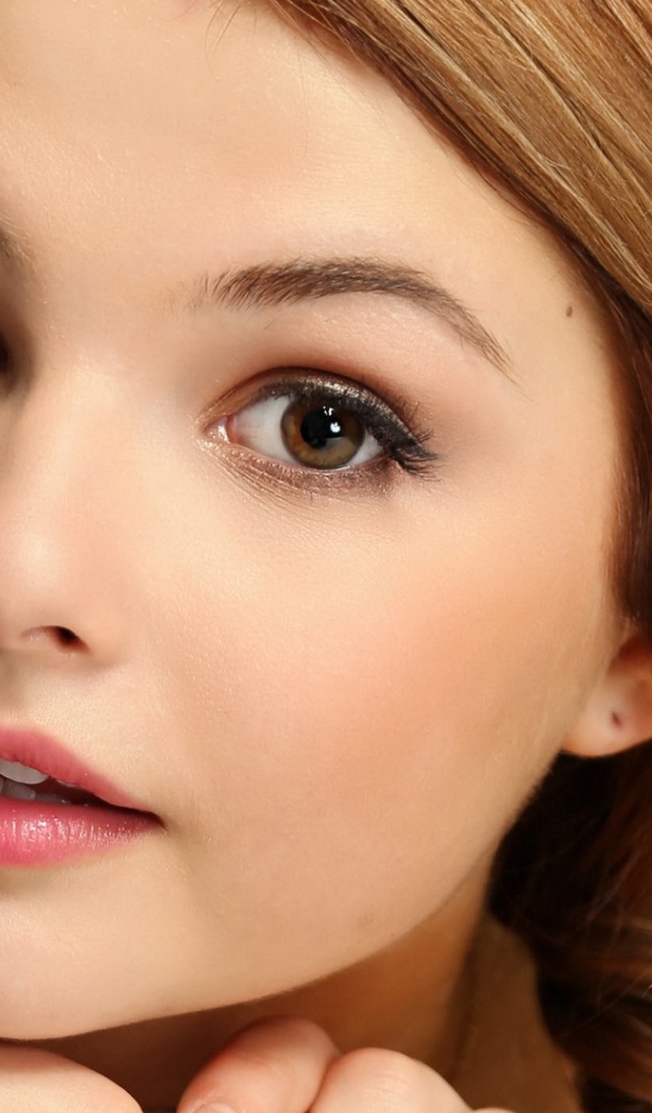 Девушка с косичкой