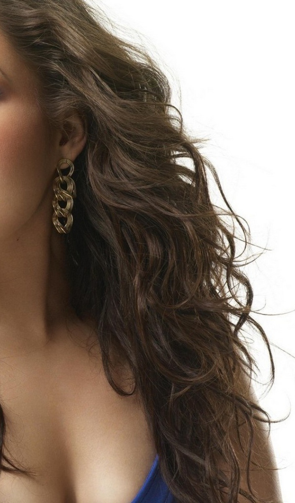 Девушка с пышными волосами