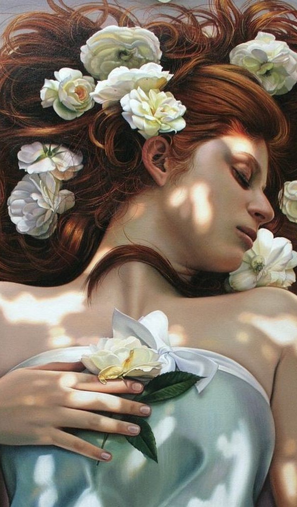 Девушка с цветами в волосах