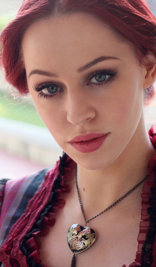 Девушка с кулоном