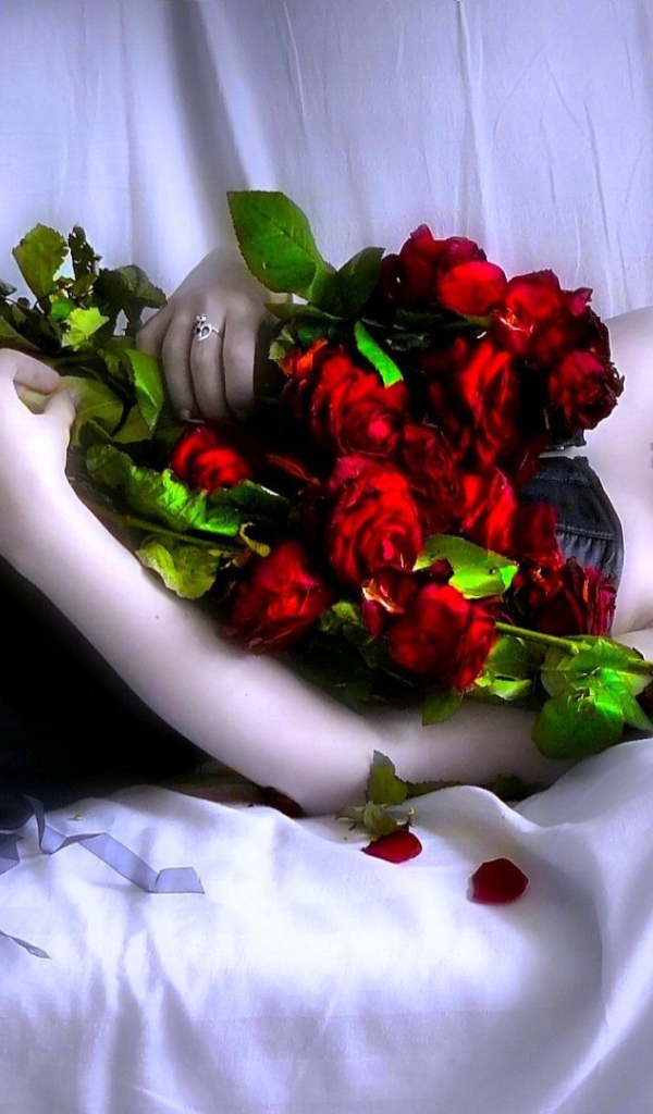 Девушка с розами в черном