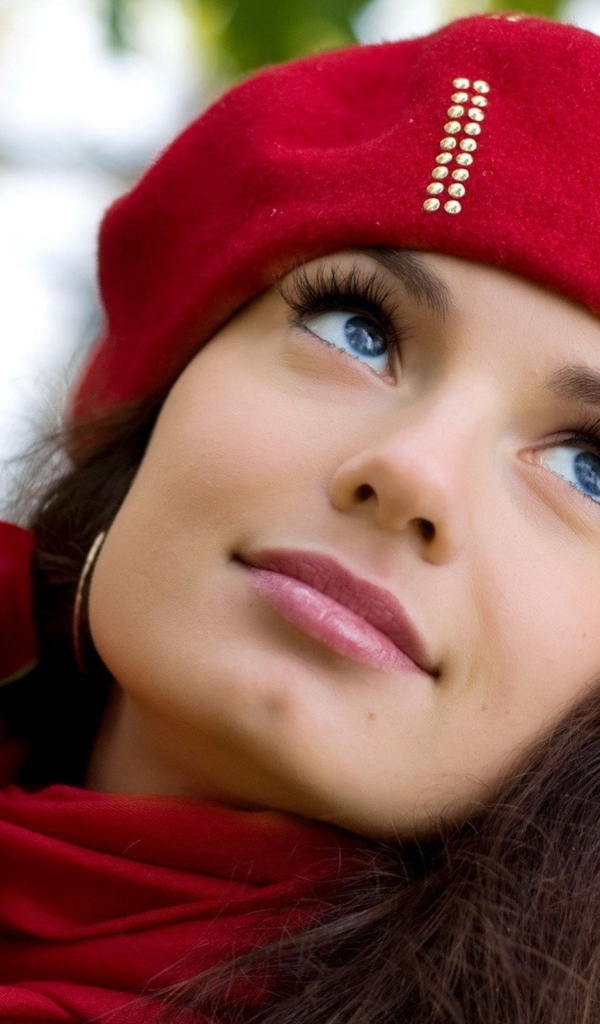 В красной шапочке с розами