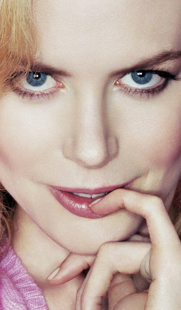 Николь Кидман  в розовом свитере