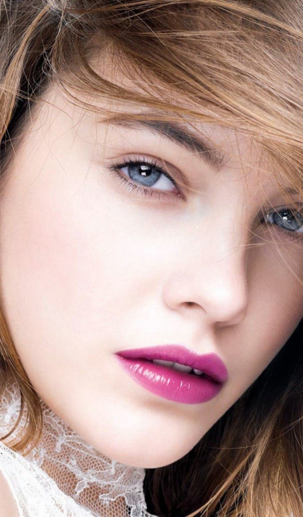 Розовые губы и серые глаза