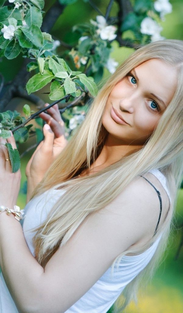 Блондинка у цветущего дерева