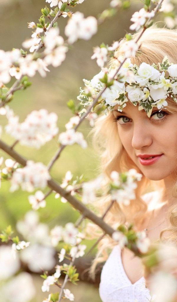 Блондинка с венком 