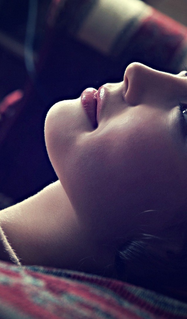 Девушка о чем-то мечтает