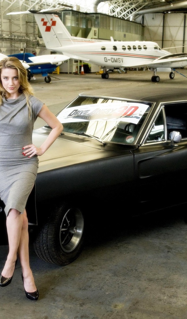 Девушка в ангаре