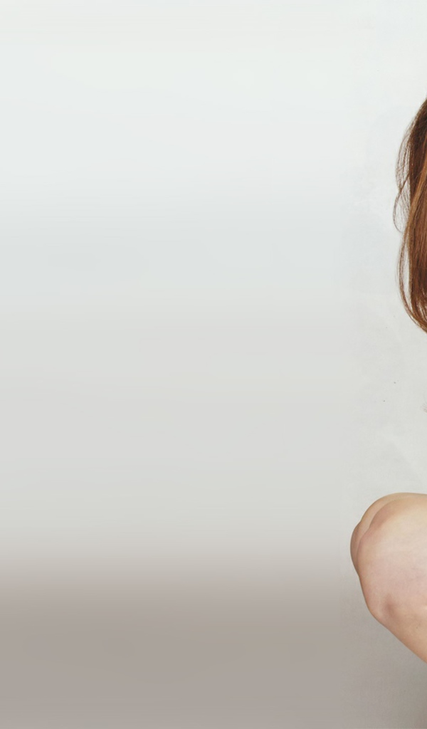 Девушка в желтой юбке