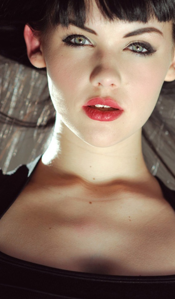 Девушка подняла волосы