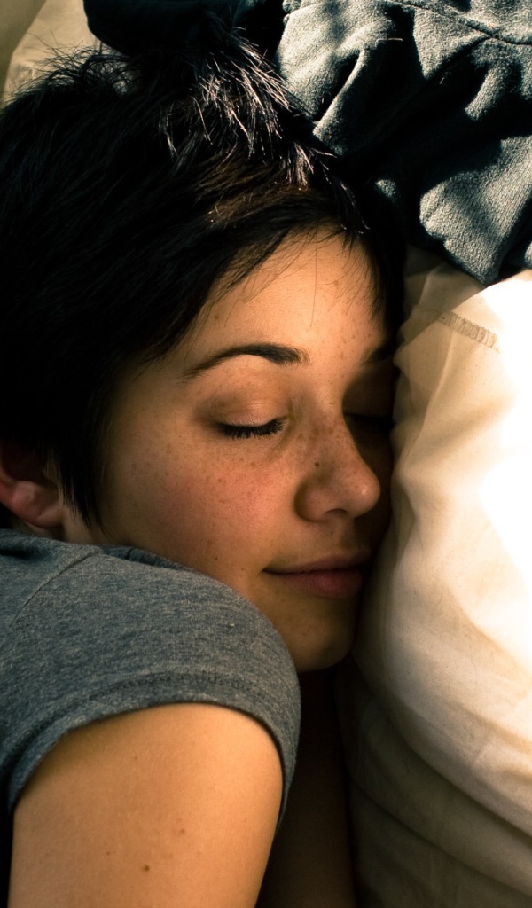 Девушка улыбается во сне