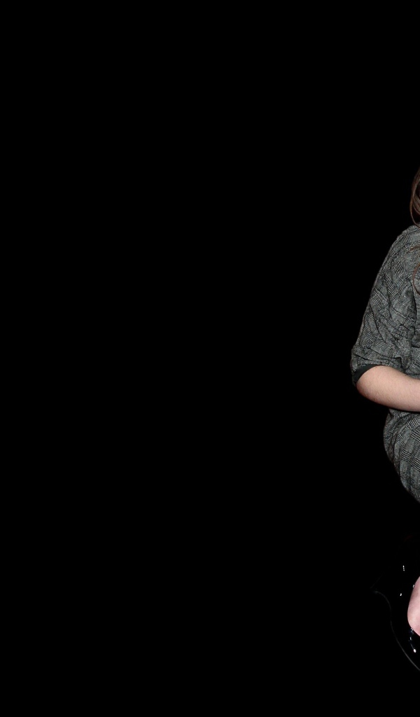 Девушка со стаканом на черном фоне