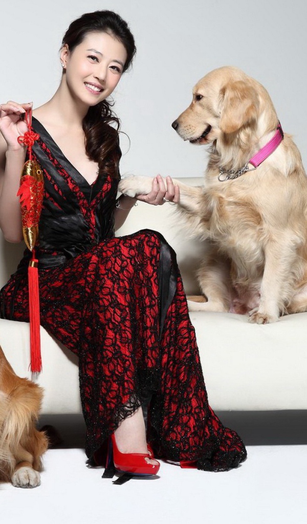 Девушка с двумя собаками