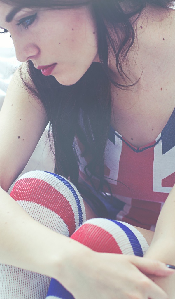 Девушка грустит на кровати