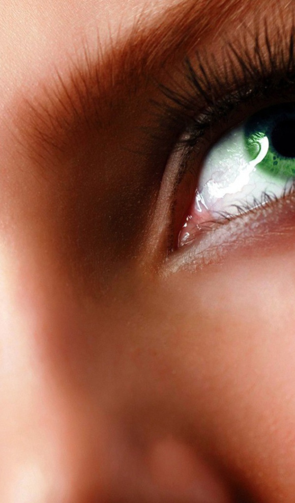 Зеленые глаза с изумрудом