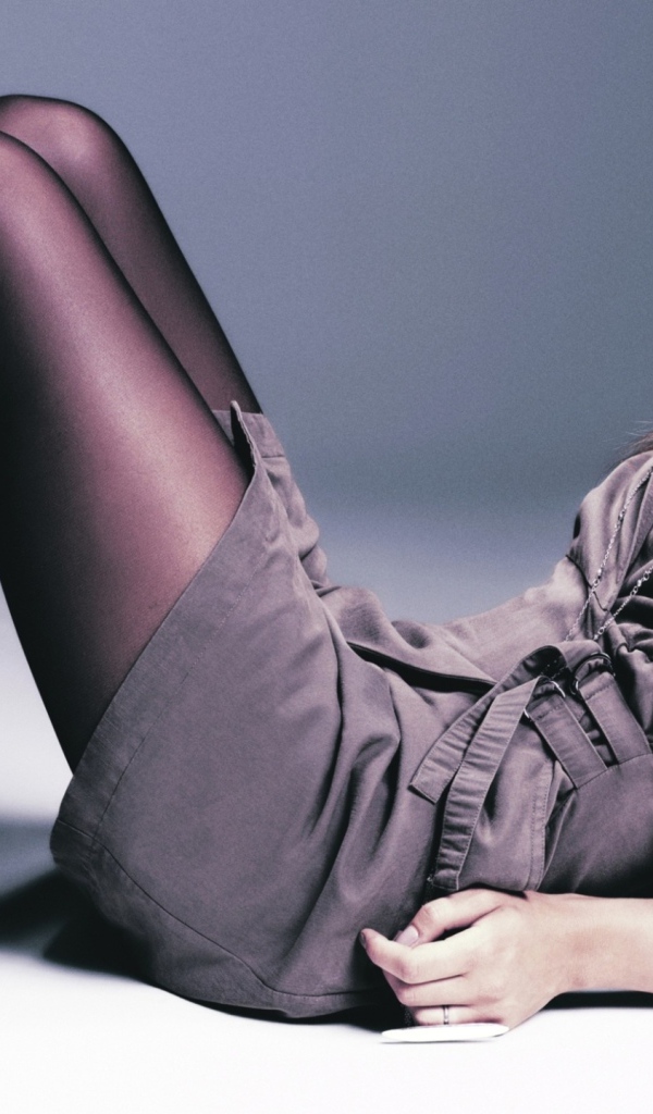 Молодая девушка в черных колготках