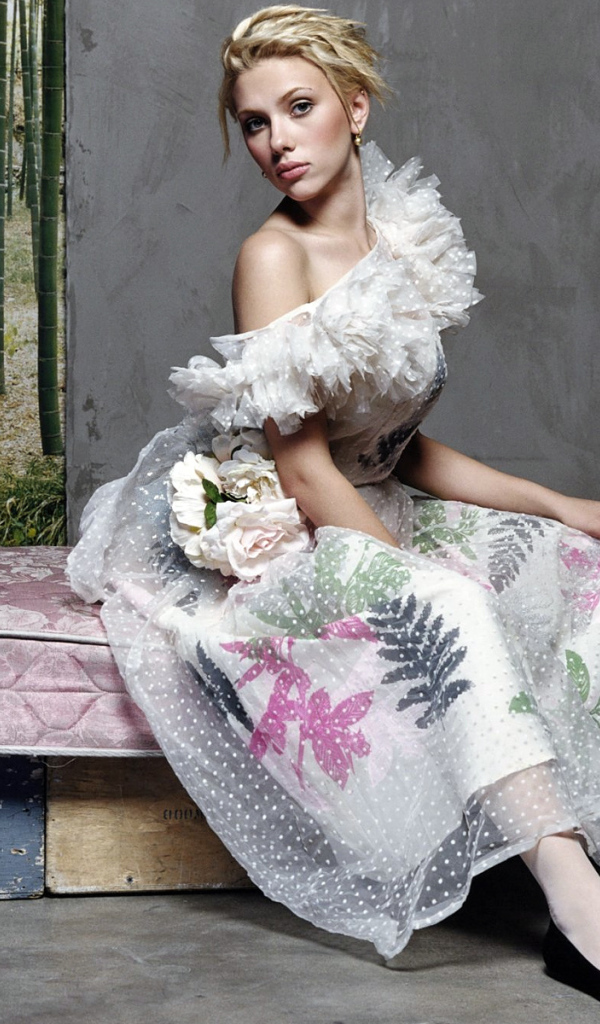 Актриса Скарлет Йохансон у телефона