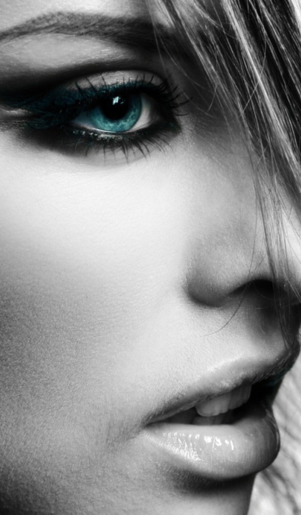 Черно белый портрет с голубыми глазами