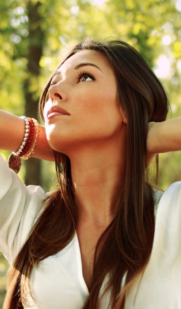 Брюнетка в белой кофте