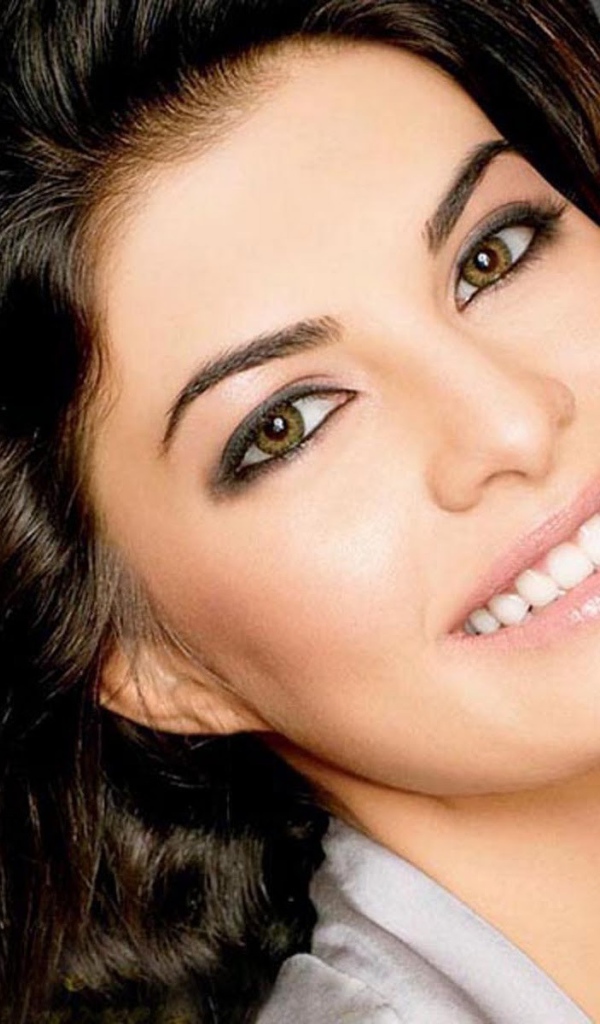 Брюнетка улыбается