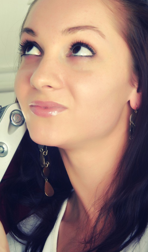 Брюнетка с фотоаппаратом