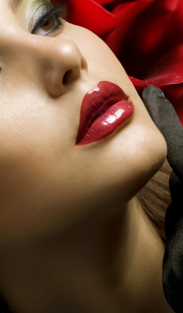 Брюнетка с сочными губами