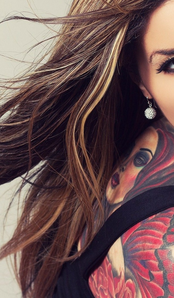Брюнетка с татуировкой девушка