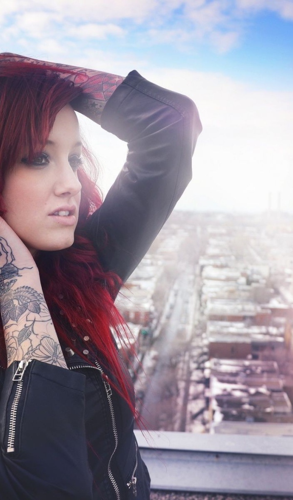 Девушка в черной куртке