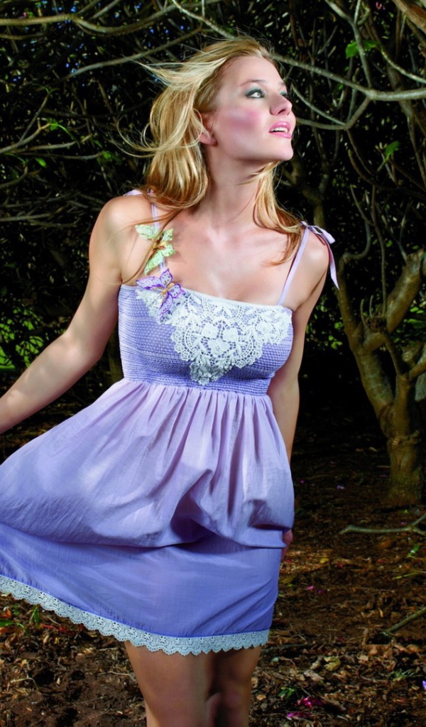 Девушка в синем платье