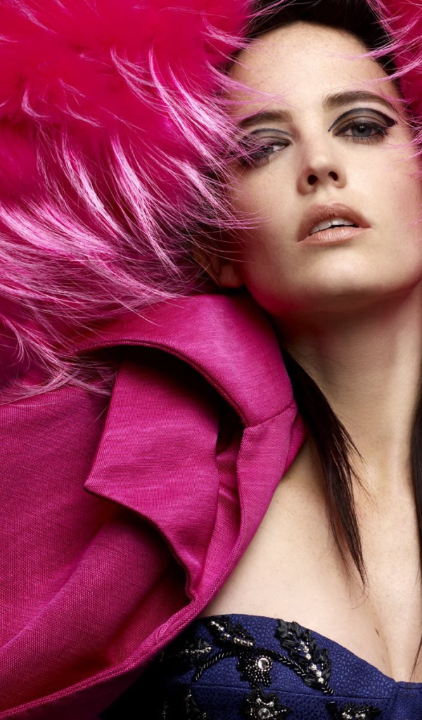 Девушка в розовой одежде