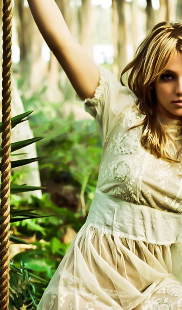 Девушка на качелях