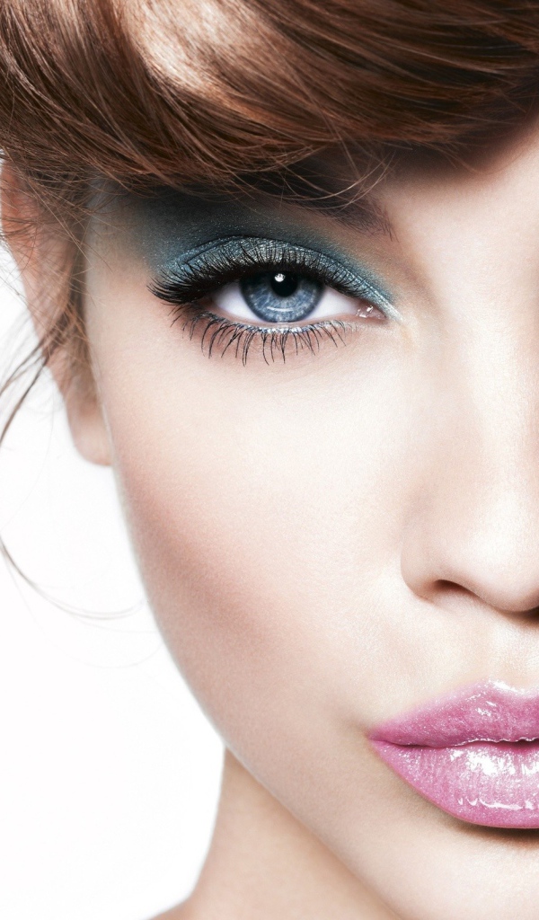 Девушка подмигивает