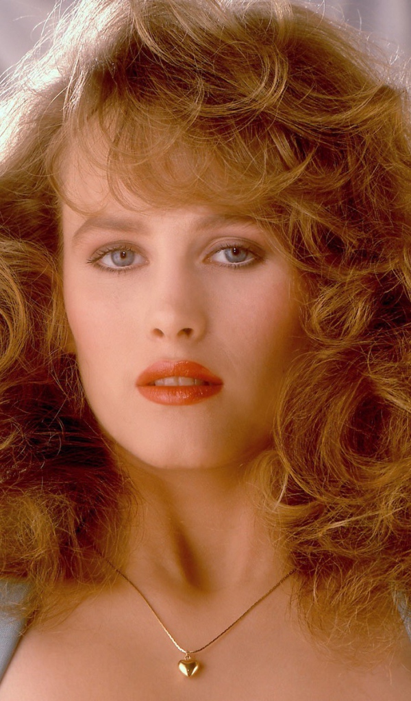 Девушка с серыми глазами