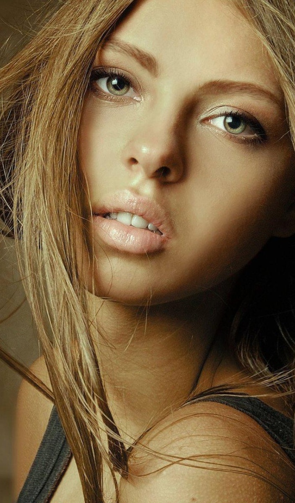 Девушка с пухлыми губами